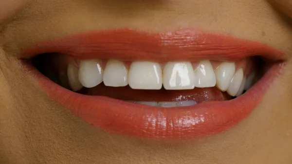 Mujer sonriente boca con grandes dientes blancos de cerca. —  Fotos de Stock