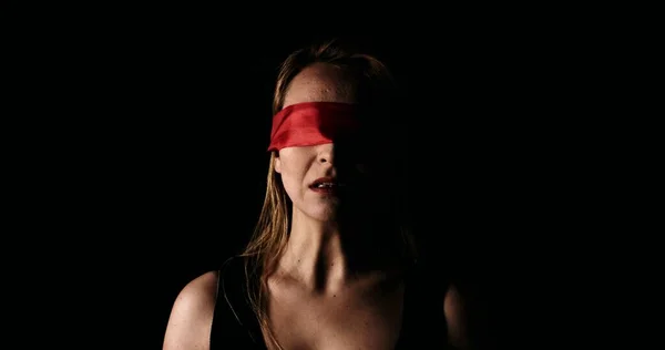 Młoda kobieta z czerwoną wstążką na oczach — Zdjęcie stockowe