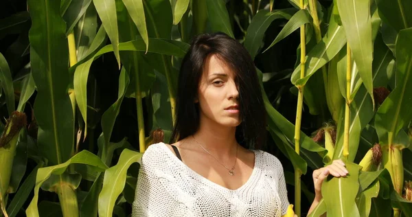 Girl relaxing in a corn field. — Stock Photo, Image