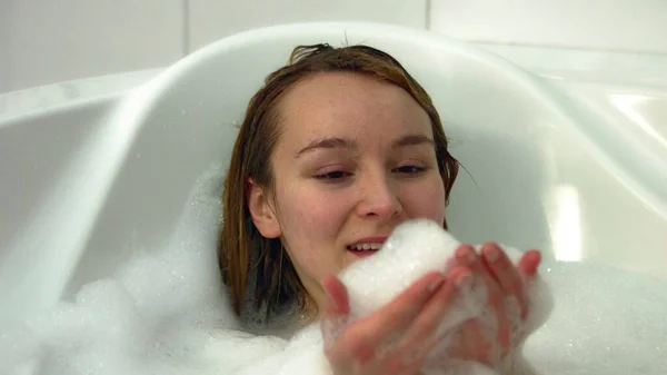 Bañarse con burbujas — Foto de Stock