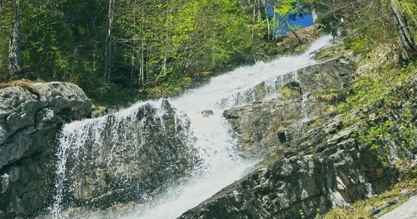 Весной река течет над скалами в горах Альп.. — стоковое фото