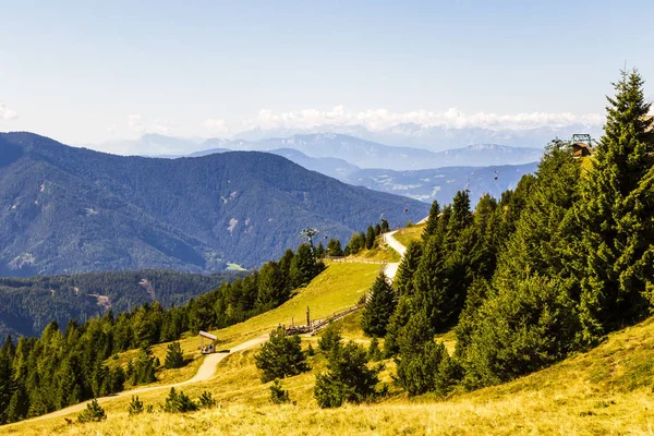 Krajobraz z pieszej szlak południowy tyrol, Włochy — Zdjęcie stockowe