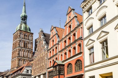 Eski üçgen evler ile St Nicholas Kilisesi. Stralsund, Almanya