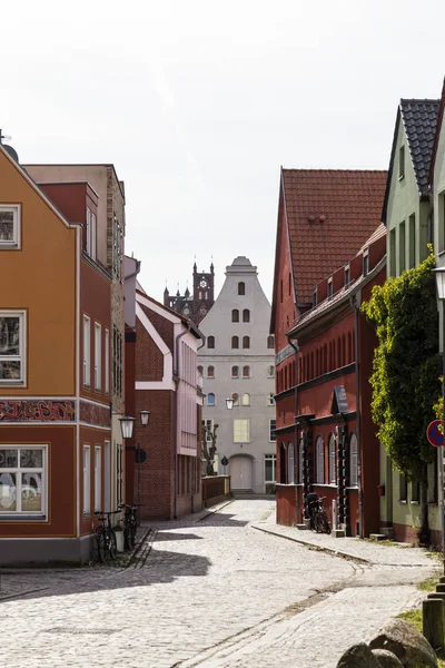 Calle con casas a dos aguas en Stralsund, Alemania — Foto de Stock