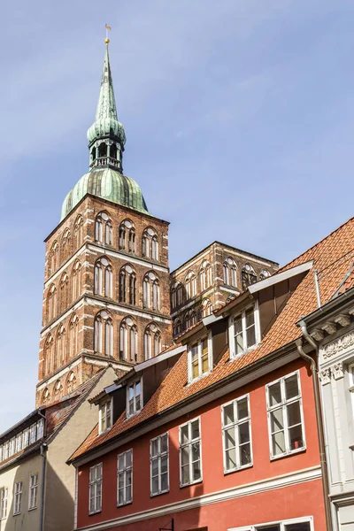 Eski evler ile St Nicholas Kilisesi. Stralsund, Almanya — Stok fotoğraf