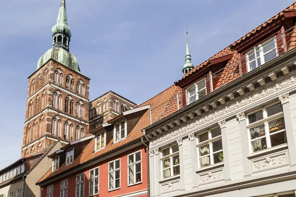 Igreja de São Nicolau com casas antigas. Stralsund, Alemanha — Fotografia de Stock