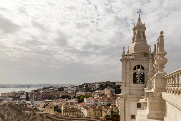Kloster Så Vicente de Fora med utsikt över gamla stan, Lissabon, Portugal — Stockfoto