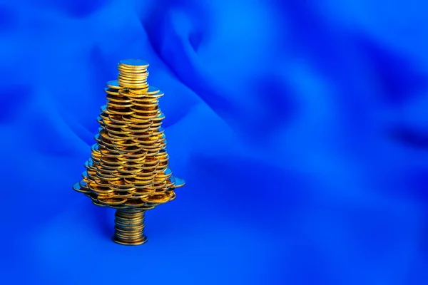 Golden Happy Christmas Tree Wielu Złotych Monet Niebieskim Tle Rozmycie — Zdjęcie stockowe