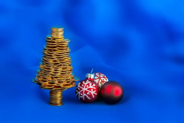 Χρυσό Ευτυχισμένο Χριστουγεννιάτικο Δέντρο Πολλά Χρυσά Νομίσματα Στο Φόντο Μπλε Royalty Free Φωτογραφίες Αρχείου