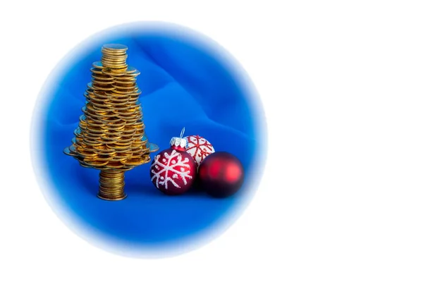 青いぼかしの背景に多くの黄金のコインを持つ黄金の幸せなクリスマスツリー ビジネスのメタファー ロイヤリティフリーのストック写真