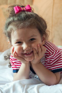 Küçük sevimli kız kamera lensi gülümsüyor