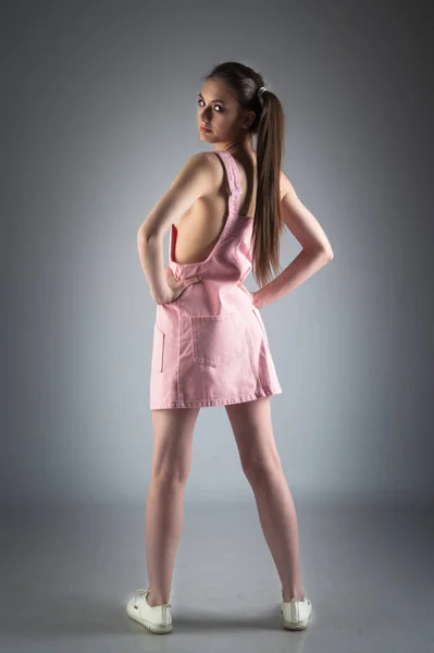 Aantrekkelijk Jong Meisje Een Roze Sundress — Stockfoto