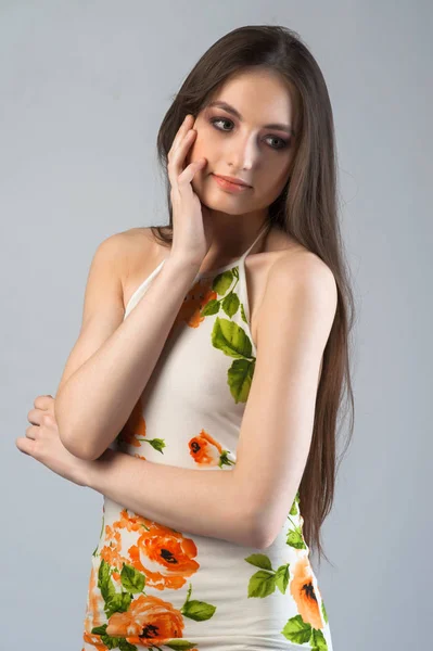 Junges Attraktives Mädchen Sommerkleid — Stockfoto