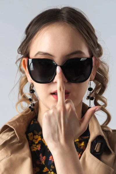 Young Attractive Girl Straightens Her Sunglasses Her Middle Finger — Stock Photo, Image