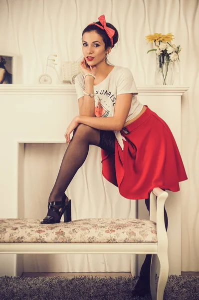 Aantrekkelijk Meisje Een Rode Rok Kousen Een Witte Singlet Imitatie — Stockfoto