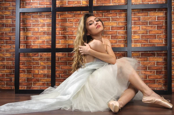 Bela Menina Atraente Bailarina Sentado Chão Perto Uma Parede Tijolo — Fotografia de Stock