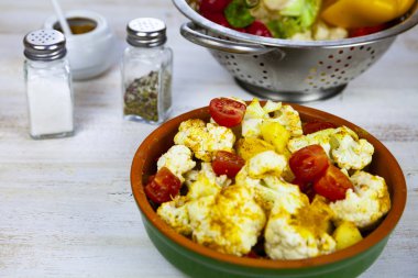 Ahşap bir masa üzerinde bir seramik tabak sebze güveç. Vejetaryen yiyecekler. Lezzetli akşam yemeği.