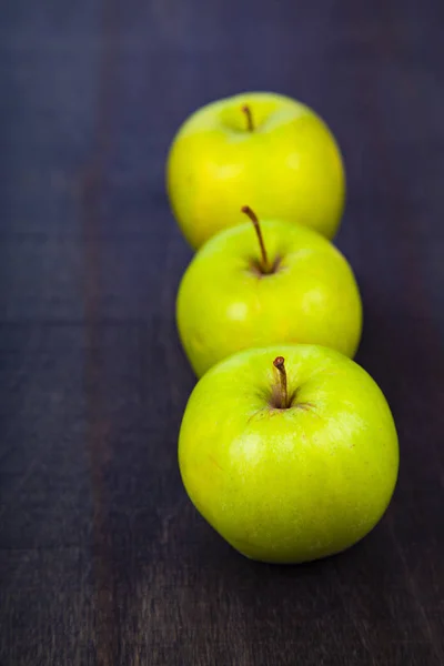 Tres Manzanas Sobre Fondo Madera Oscura Concepto Dieta Estilo Vida —  Fotos de Stock