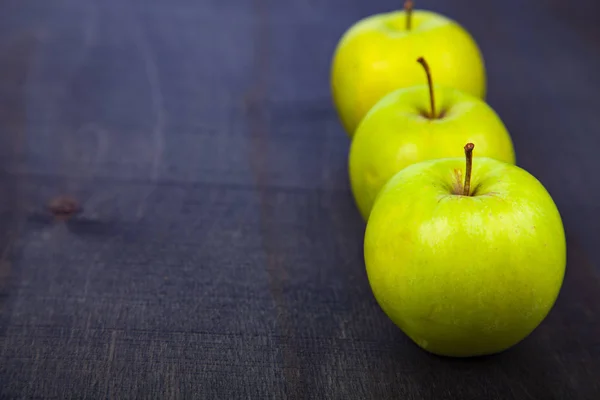 Tre Äpplen Mörk Trä Bakgrund Begreppet Kost Och Hälsosam Livsstil — Stockfoto