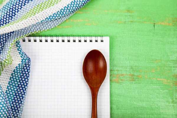 Kulinariska Recept Handduk Och Sked Grön Träbord Matlagning Menyn — Stockfoto