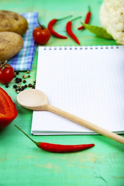 Kuchařské Recepty Ručník Lžíce Různé Zeleniny Zelený Dřevěný Stůl Vaření — Stock fotografie
