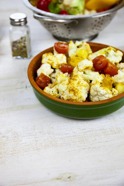 Guiso Verduras Plato Cerámica Sobre Una Mesa Madera Comida Vegetariana —  Fotos de Stock