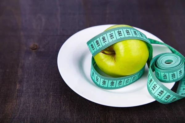 Apple Measuring Tape Plate Wooden Background Concept Diet Healthy Lifestyle — Stock Photo, Image