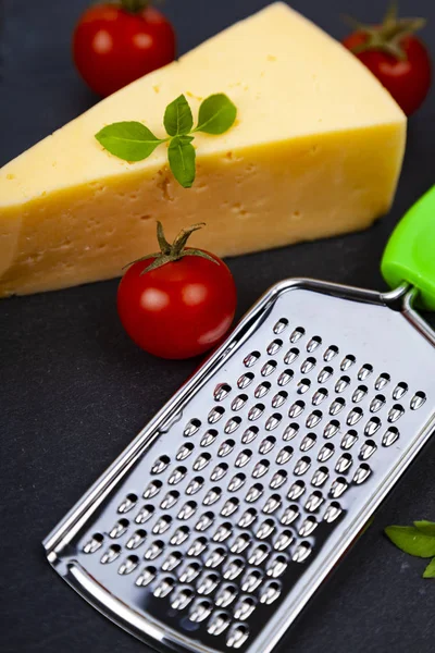 Queijo Tomate Cereja Manjericão Ralador Sobre Fundo Escuro — Fotografia de Stock