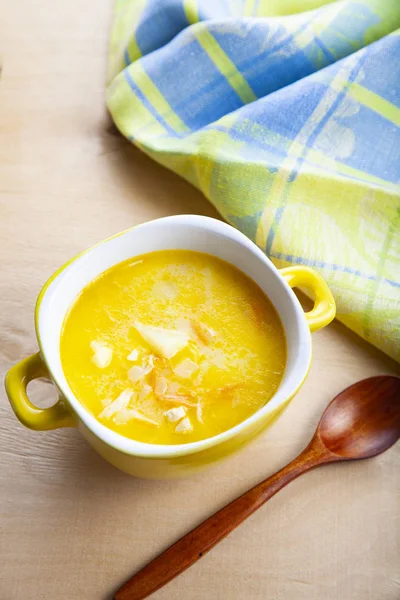 Sopa Queso Plato Amarillo Una Cuchara Madera Una Mesa Madera —  Fotos de Stock