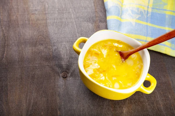 Sopa Queso Plato Amarillo Una Cuchara Madera Una Mesa Madera —  Fotos de Stock