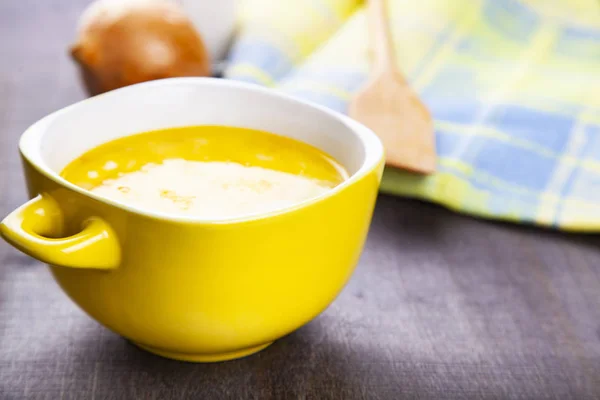 Minestra Formaggio Piatto Giallo Tavolo Legno Cena Gustosa — Foto Stock