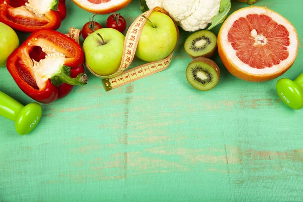 Nahrung Für Die Ernährung Und Hanteln Auf Grünem Holzgrund Konzept — Stockfoto