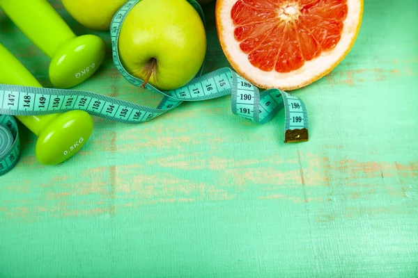 Food Diet Dumbbells Green Wooden Background Concept Diet Healthy Lifestyle — Stock Photo, Image