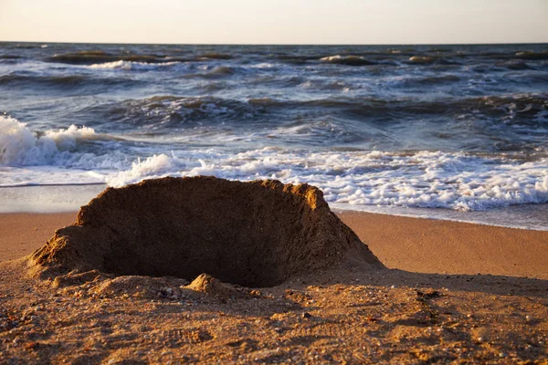 美しいビーチと海をサーフィンします 夏の海 海砂の城 — ストック写真