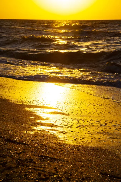 Krásné Moře Při Západu Slunce Písečná Pláž Pozadí Žluté Slunce — Stock fotografie