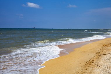 Güzel bir plaj ve deniz sörf. Yaz deniz manzarası. 