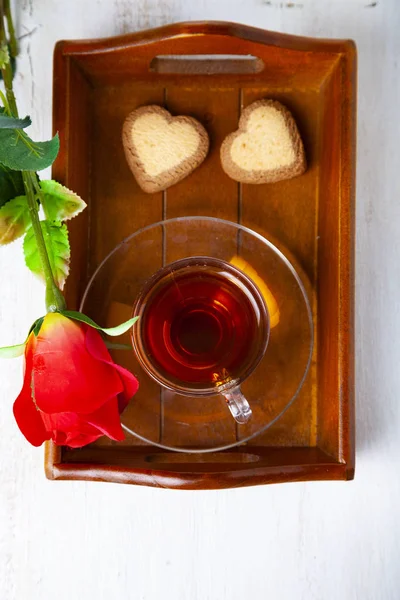 心形饼干 玫瑰和茶在一个木托盘上情人节 浪漫早餐 — 图库照片