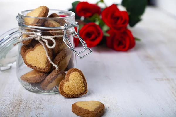 Biscoitos Forma Coração Frasco Vidro Rosa Vermelha Dia São Valentim — Fotografia de Stock