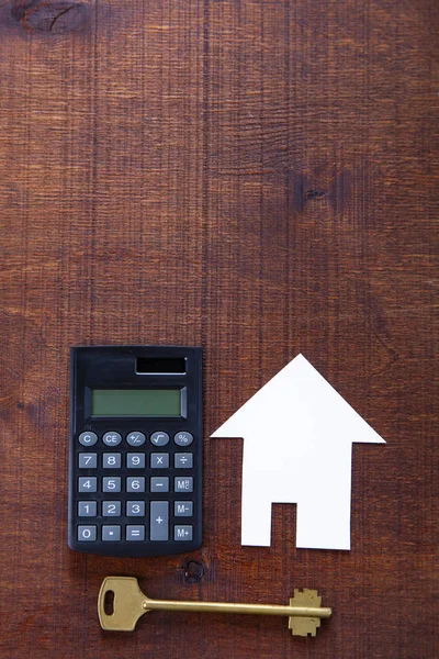 Kartonnen Huis Rekenmachine Toets Een Houten Achtergrond Kopen Van Een — Stockfoto