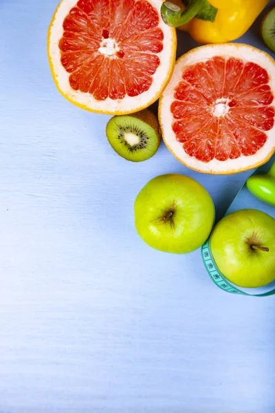 Nahrung Für Die Ernährung Und Hanteln Auf Einem Hölzernen Hintergrund — Stockfoto