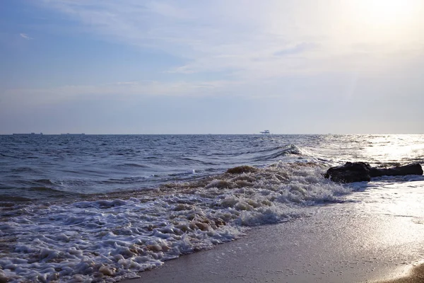 美しいビーチと海をサーフィンします 夏の海 ビーチでログ嘘 — ストック写真