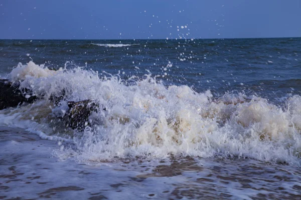 Piękna Plaża Morze Surf Seascape Lato Dziennika Leży Plaży — Zdjęcie stockowe