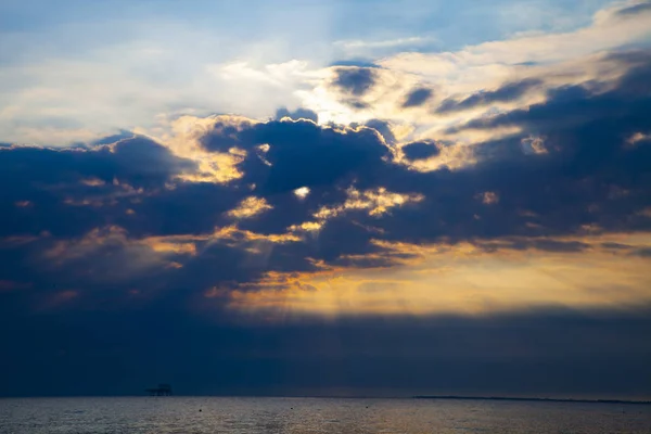 Schöner Himmel Bei Sonnenaufgang Über Dem Meer Seelandschaft Sonnenstrahlen Scheinen — Stockfoto