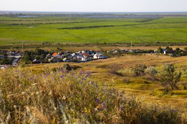 Güney Vadisi'nin güzel manzara. Sonsuz meadows, köy ve mesafe denizde.