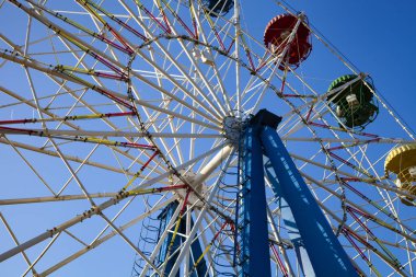 Mavi gökyüzüne karşı dönme dolap. Eğlence parkı.