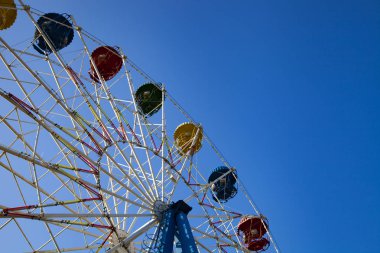 Mavi gökyüzüne karşı dönme dolap. Eğlence parkı.