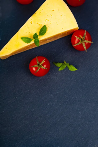 Queijo Tomate Cereja Manjericão Sobre Fundo Escuro — Fotografia de Stock