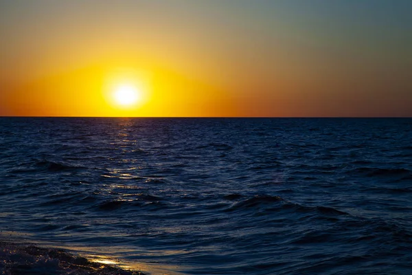 Günbatımı güzel denizde. Deniz manzarası.