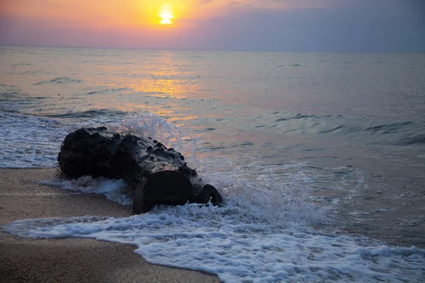 日落时美丽的大海 喷雾和记录的背景下 黄色的太阳 — 图库照片
