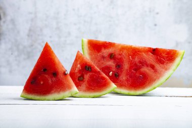 Karpuz ahşap bir masa üzerinde parçaları. Lezzetli tatlı.